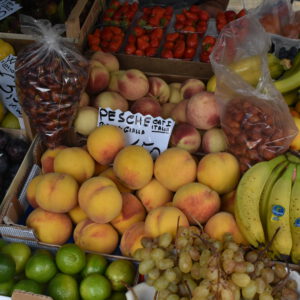 Am Geld sparen, nicht am Genuss – fünf Tipps für günstiges Essen auf Reisen