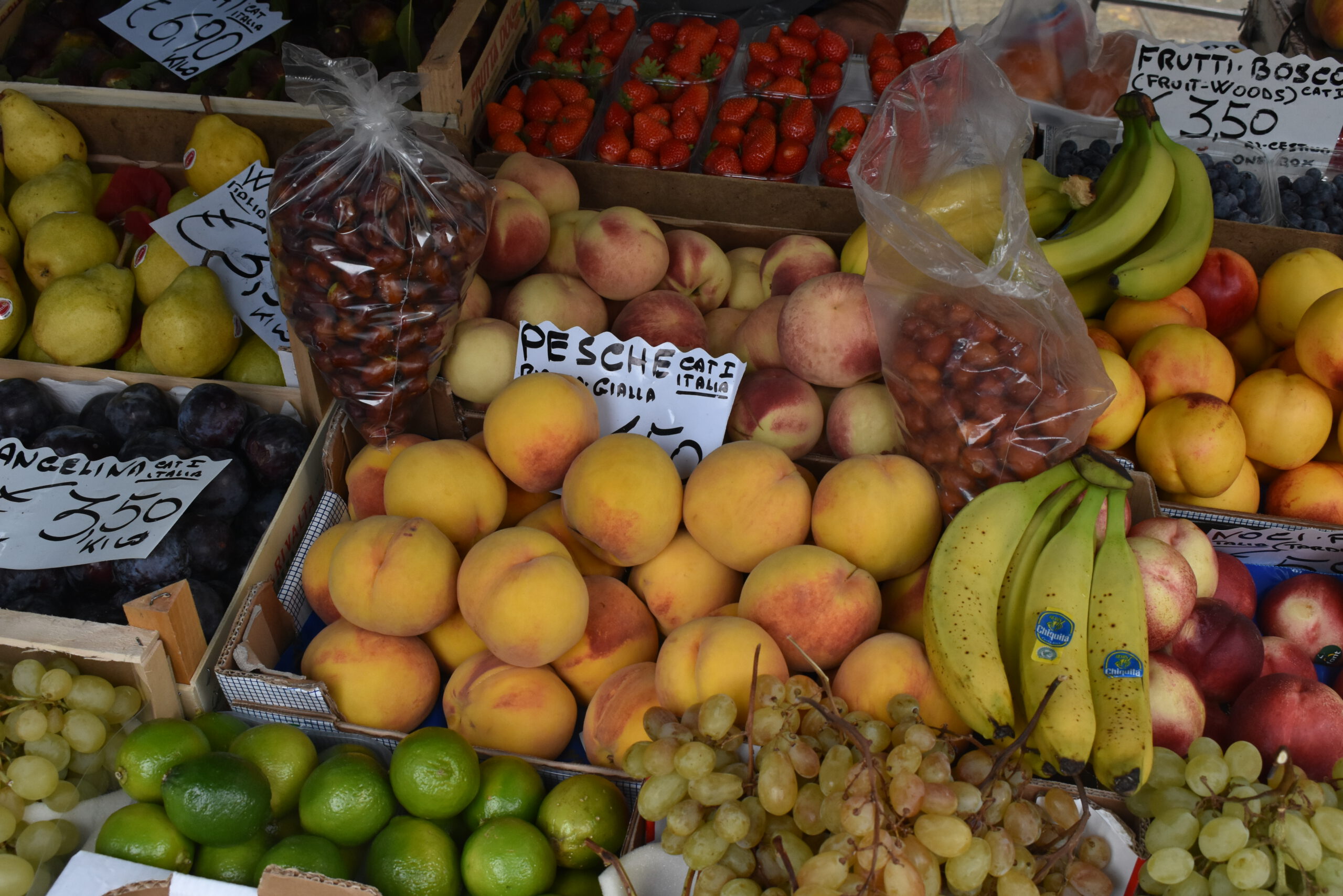 Am Geld sparen, nicht am Genuss – fünf Tipps für günstiges Essen auf Reisen
