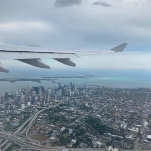 Eine graue Jacke im Flugzeug