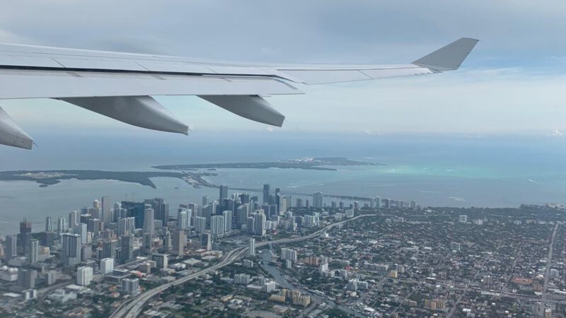 Eine graue Jacke im Flugzeug