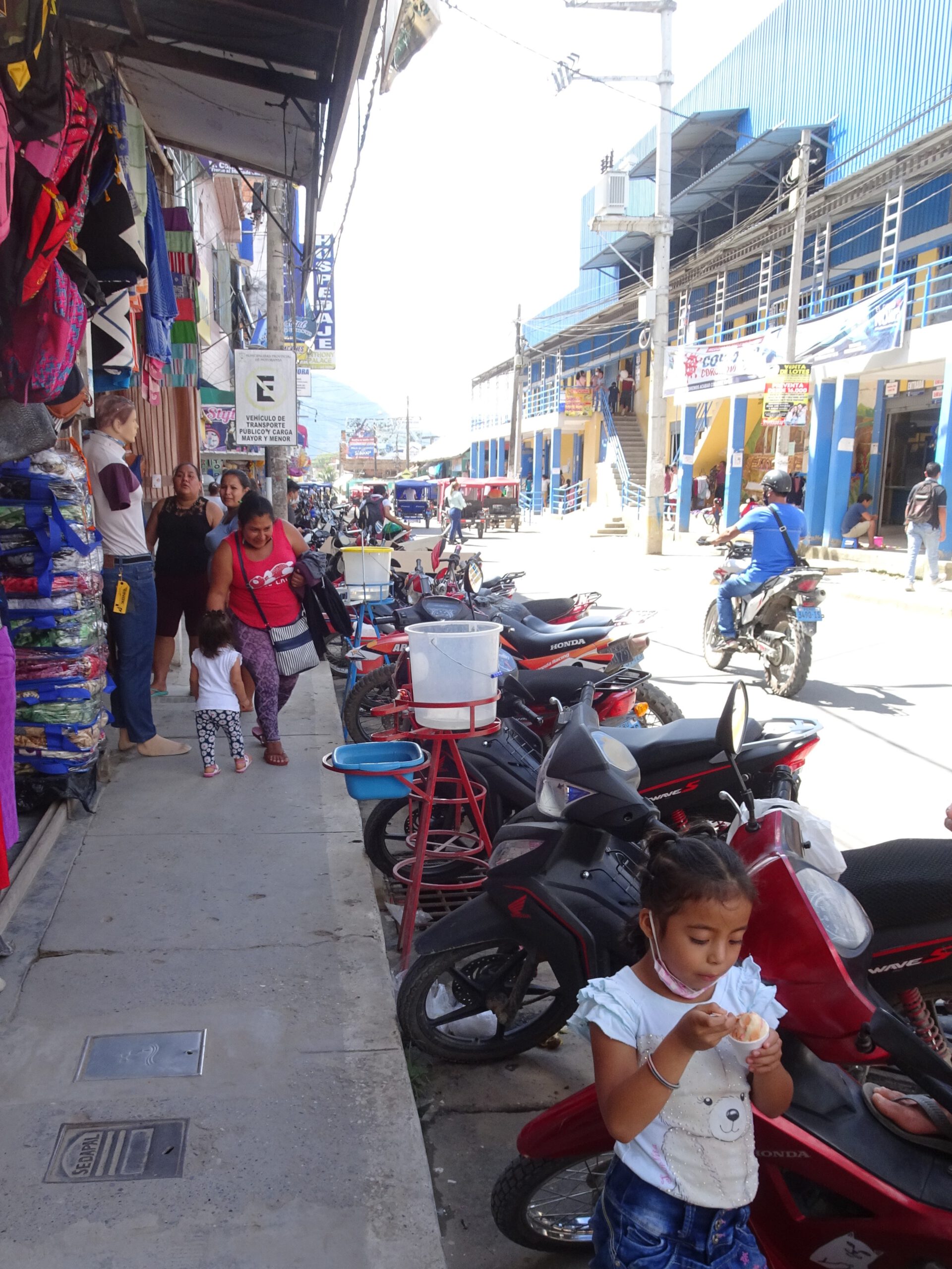 Peru: Orchideen, Kolibris und ein lebhaftes Dorf