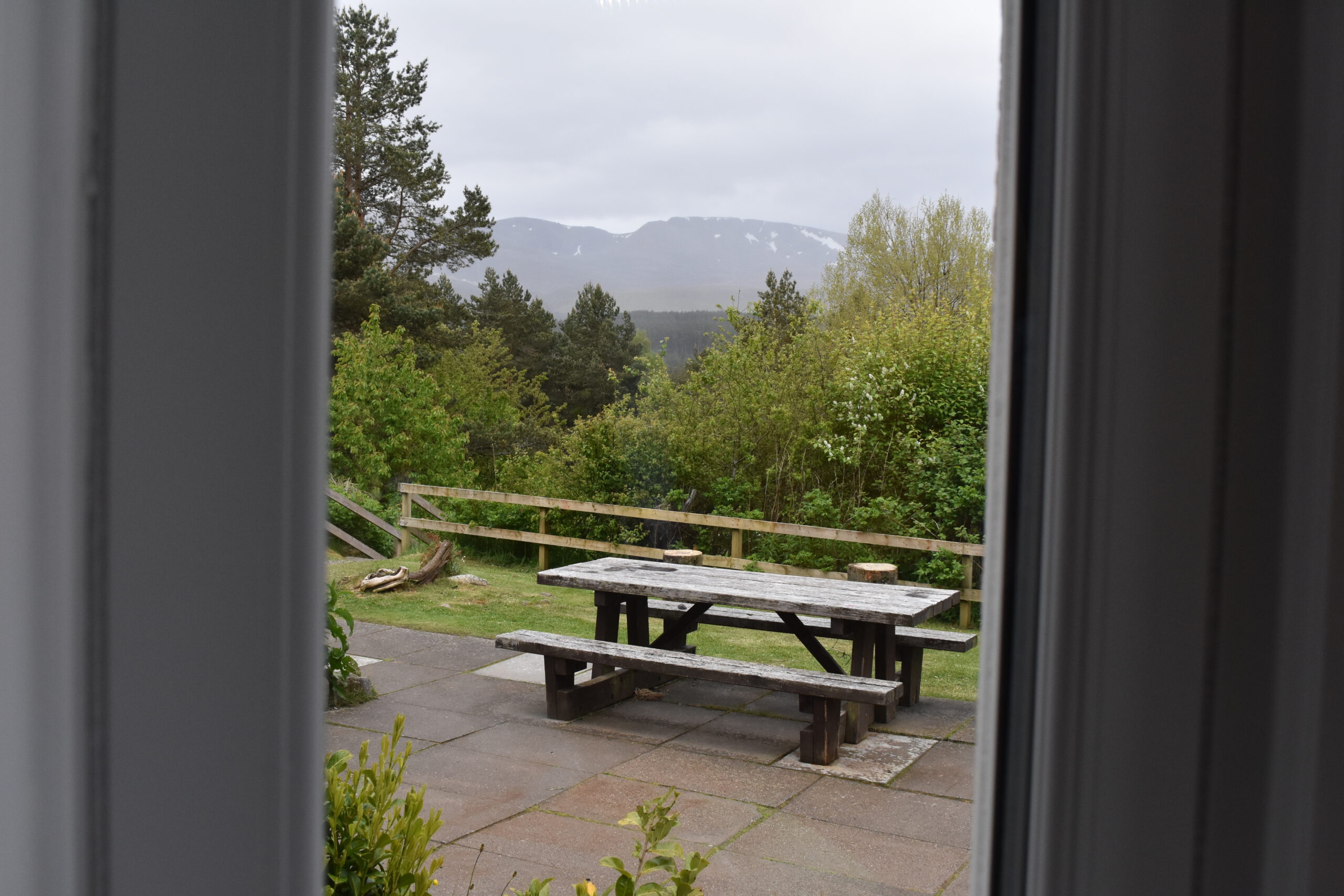 Schottland: Ein Blick auf die Caingorms-Berge und zwei kuschelige Wohnzimmer