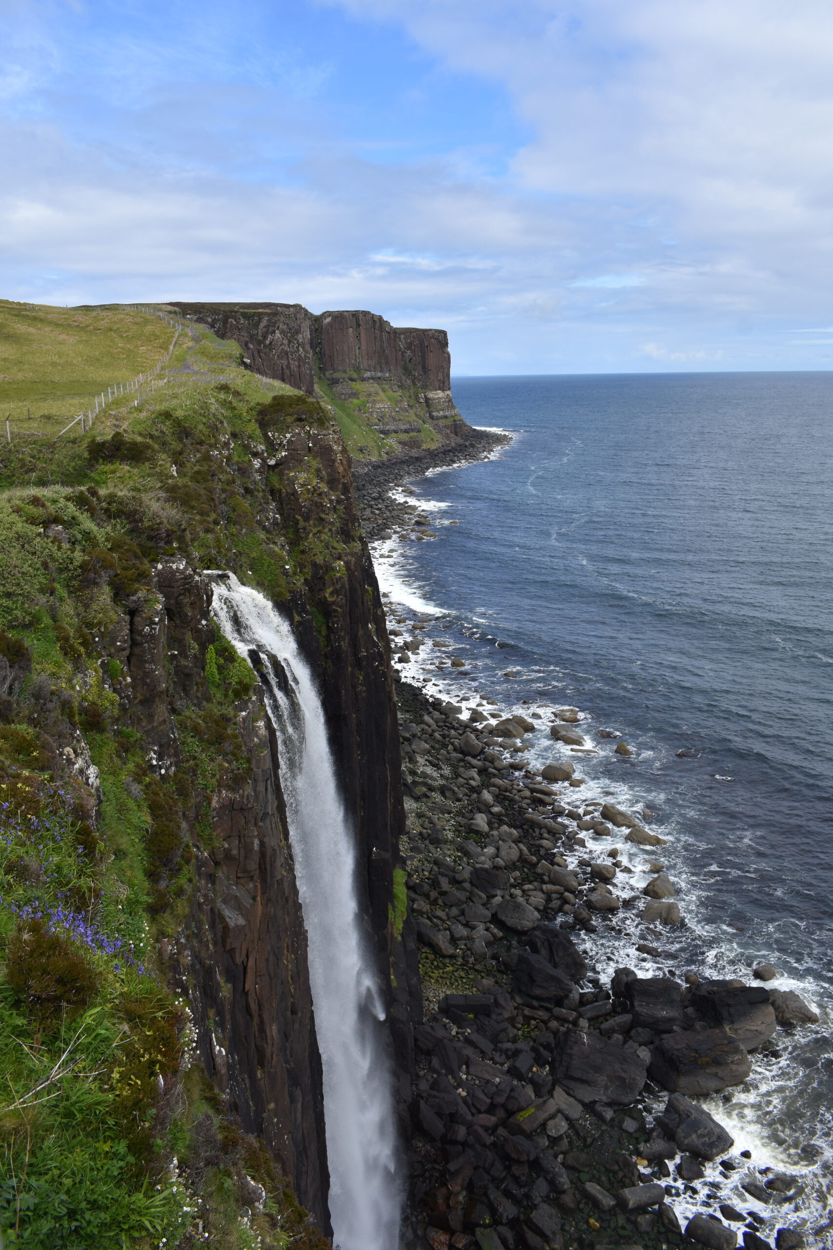 Grüne Mondkrater und tosende Wasserfälle auf der Isle of Skye