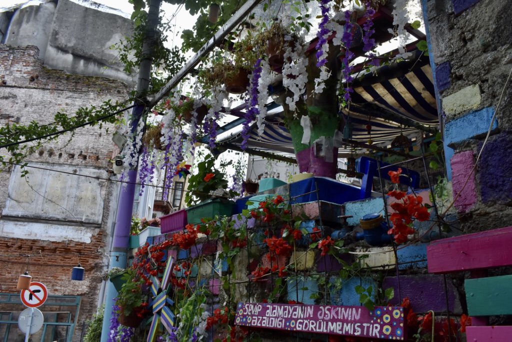 Bunte Girlanden und Dekoration eines Cafes in Balat, Istanbul