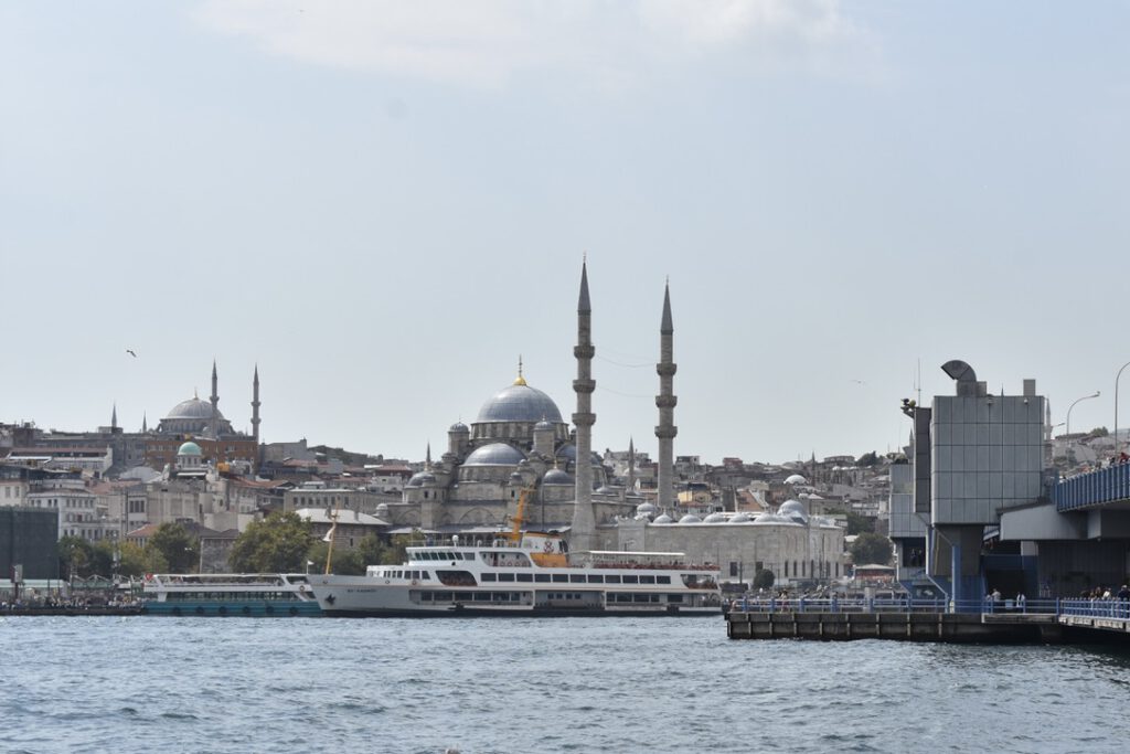 Blick auf die Galatabrücke in Istanbul