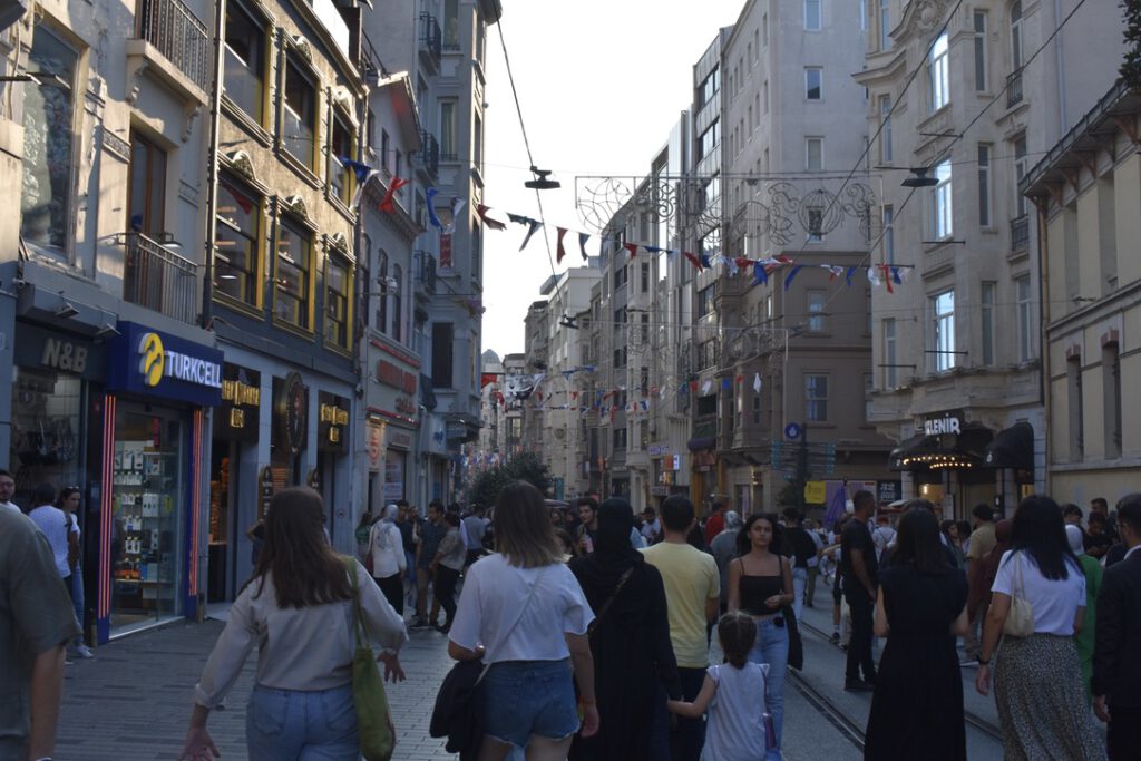 Passanten auf der Istiklal, eine der bekanntesten und belebtesten Straßen von Istanbul