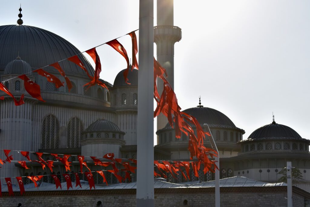 Blick auf die Moschee am Taksim-Platz in Istanbul