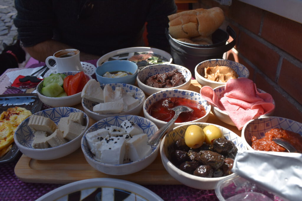 Türkisches Frühstück: Verschiedene Schälchen mit Essen
