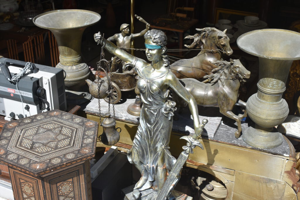 Bronzene Deko-Figur in einem Schaufenster in Istanbul