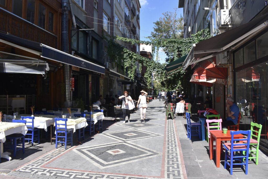 Seitenstraße mit bunten Stühlen in Kadiköy, Istanbul