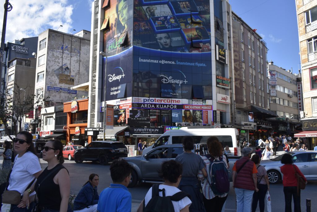 Leuchtreklame an einer Hauswand in Kadiköy, Istanbul
