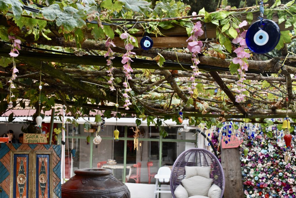 Nazar-Augen und bunte Blumengirlanden in einem Café in Istanbul