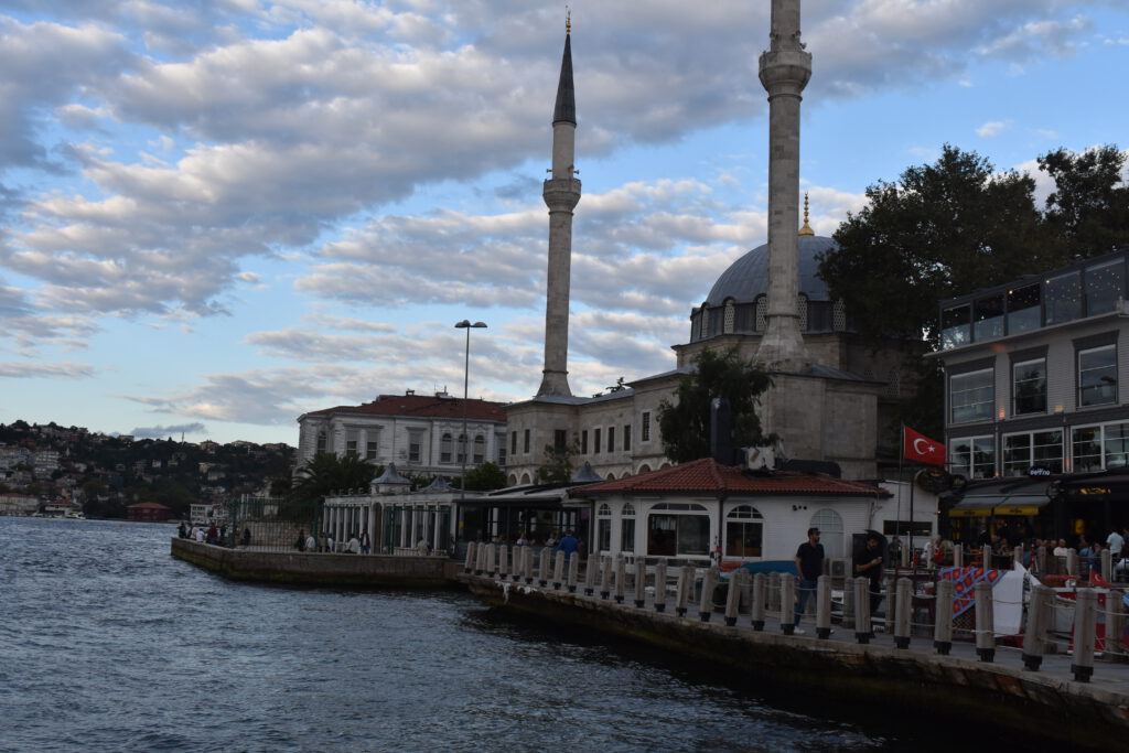 Moschee am Bosporus-Ufer in Istanbul