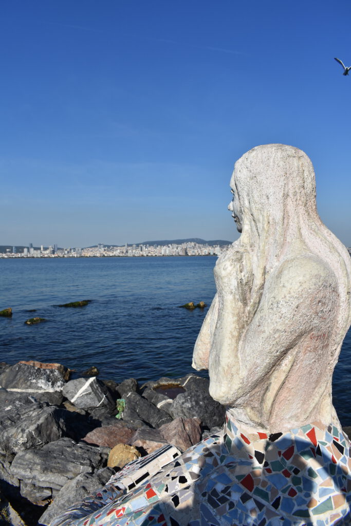 Statue einer Meerjungfrau an der Promenade auf Büyükada