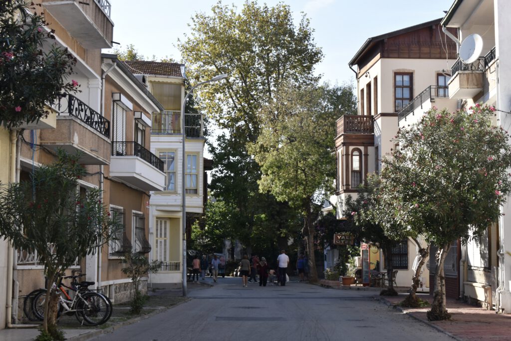 Häuser mit Holz-Elementen auf Büyükada