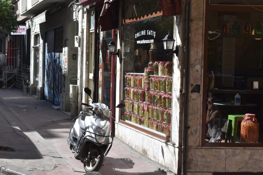 Laden mit eingelegtem Gemüse im Schaufenster in Istanbul