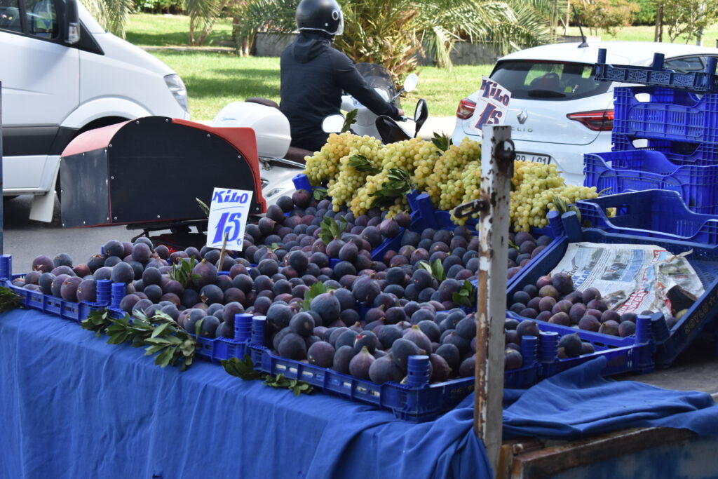 Obststand mit Feigen auf einer Straße in Istanbul