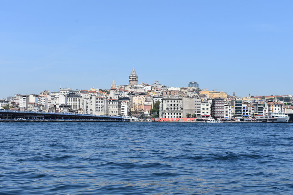 Blick auf die Galata-Brücke in Istanbul