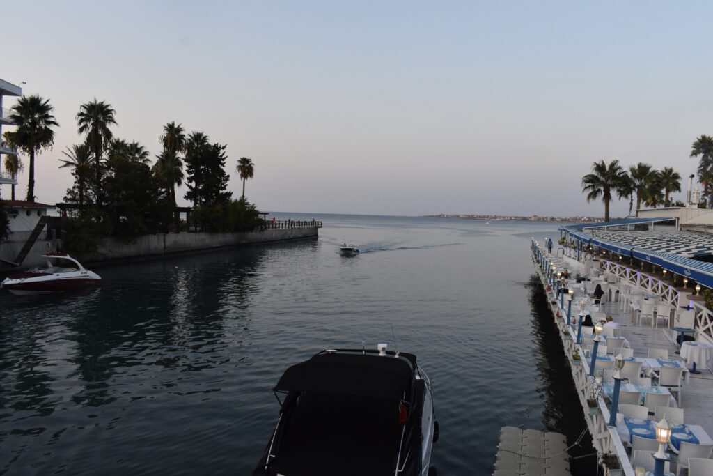 Blick auf einen Kanal und Restaurants am Wasser in Asruz
