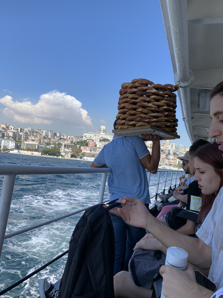 Simit-Verkäufer auf einer Fähre