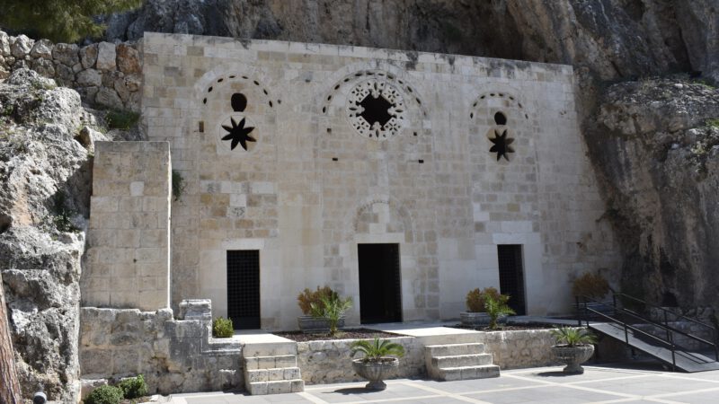 Antakya: Eine Kirche in einer Höhle und Cafés im Wasserfall