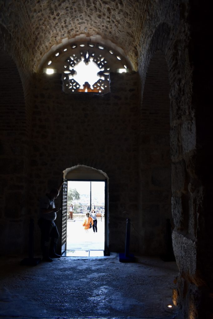 Blick auf den Eingang zur St. Petrus-Grotte in Antakya aus dem Inneren der Kirche