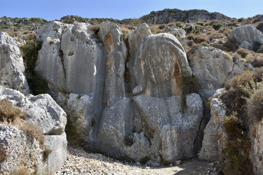 Skulptur des Charon: Ein in Fels gehauenes Gesicht