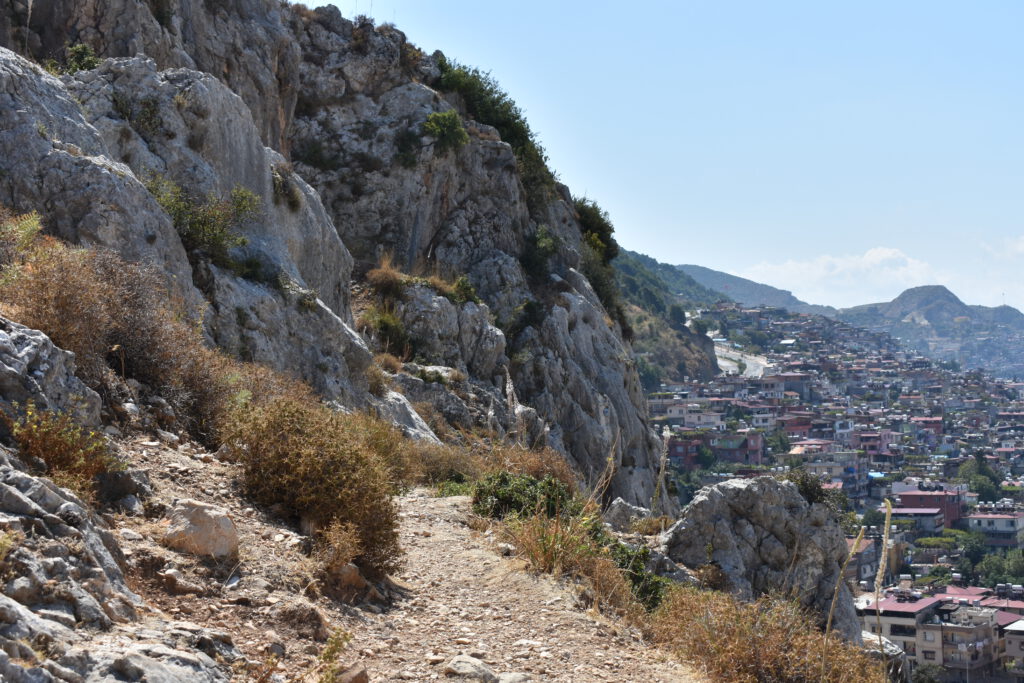 Blick auf die Stadt Antakya und die umliegenden Berge