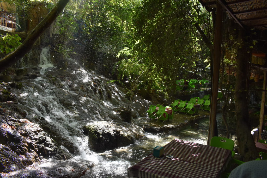 Eines der vielen Restaurants in den Daphne-Wasserfällen in Antakya