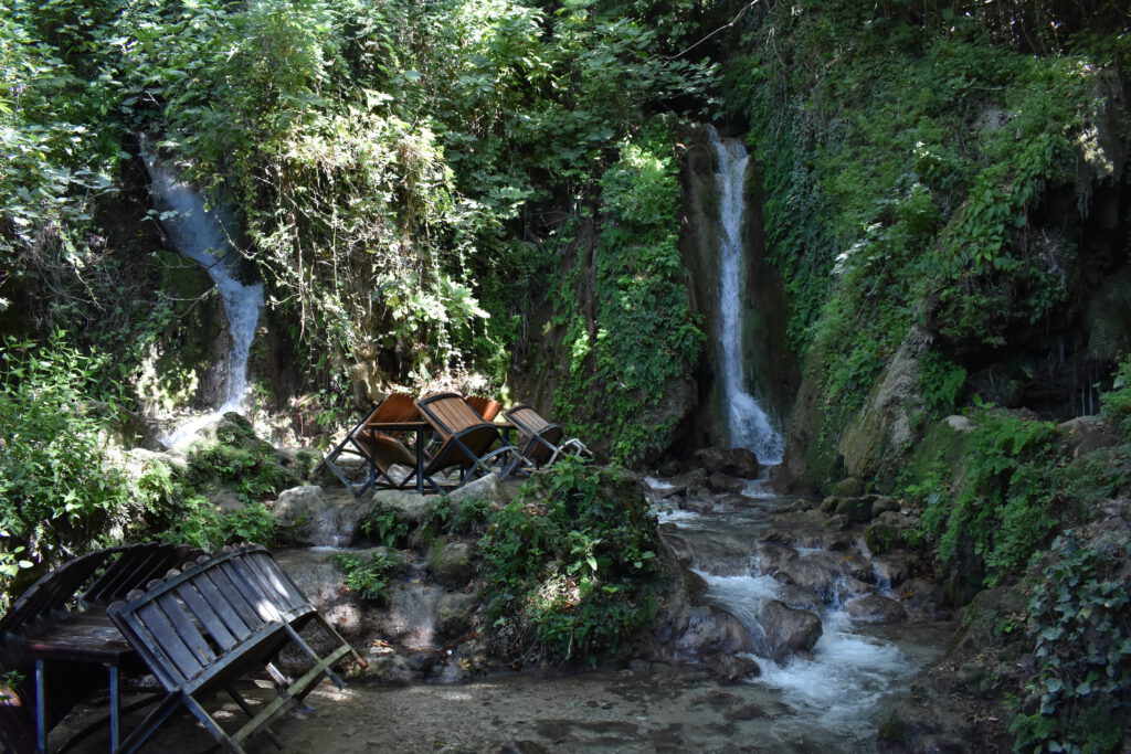 Stühle und Tische in den Daphne-Wasserfällen