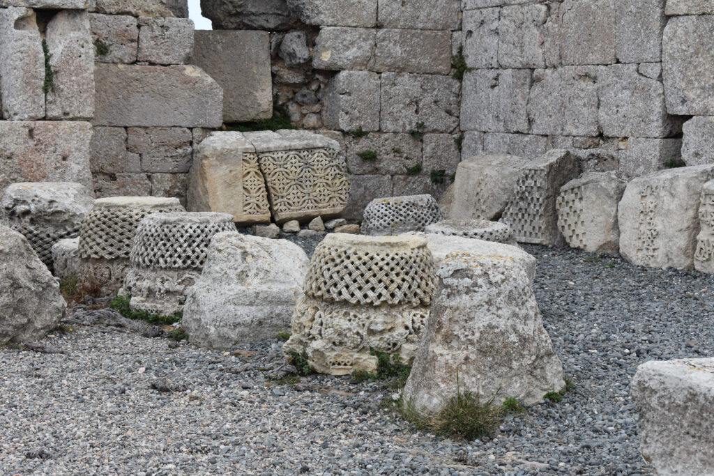Kunstvoll verzierte Steine im Klosters des Symeon Stylites des Jüngeren in Samandag