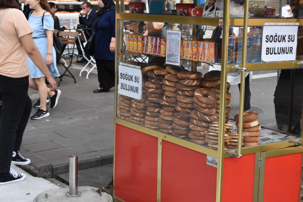 Stand eines Simit-Verkäufers in der Türkei