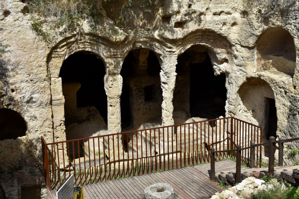 Eine Nekropole: Ehemalige Anlage von Gräbern am Titus-Tunnel