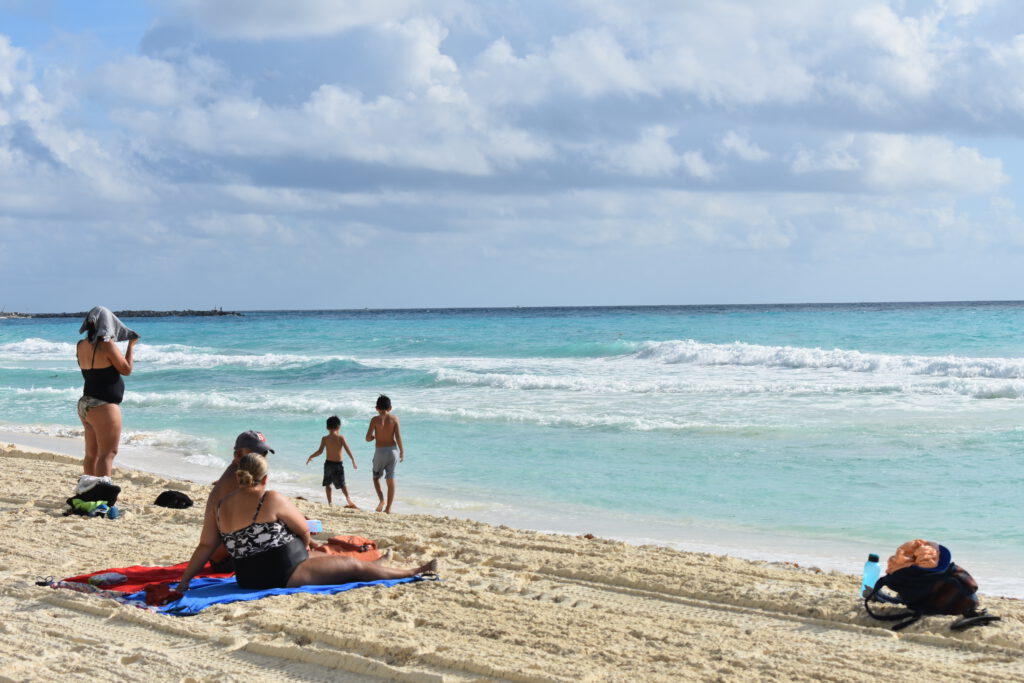 Touristen am Strand von Canún