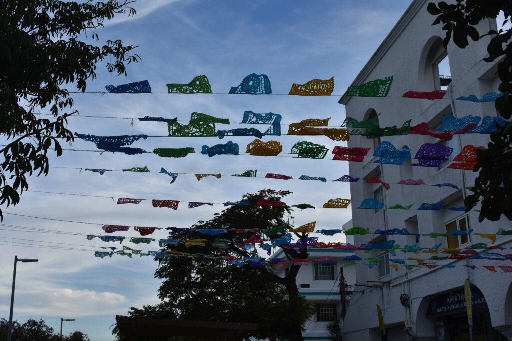 Bunte Girlande über eine mexikanischen Straße