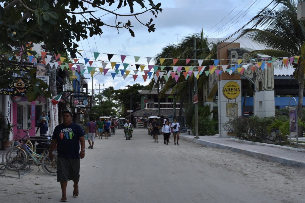 Dorfplatz mit bunten Girlanden auf der Isla Holbox
