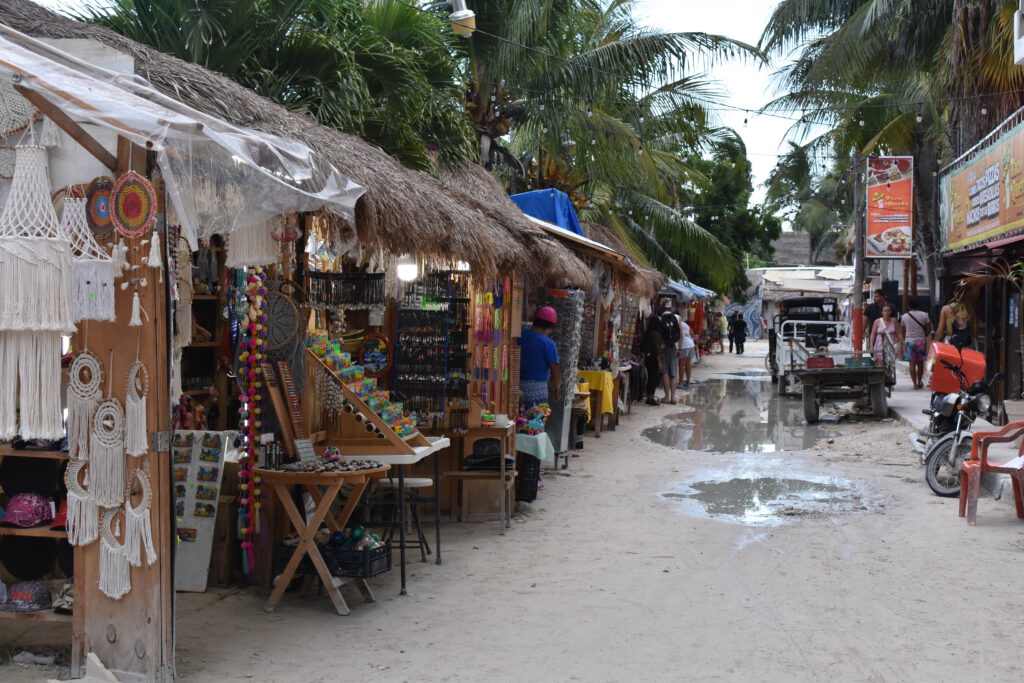 Holzbuden von Straßenhändlern auf der Isla Holbox