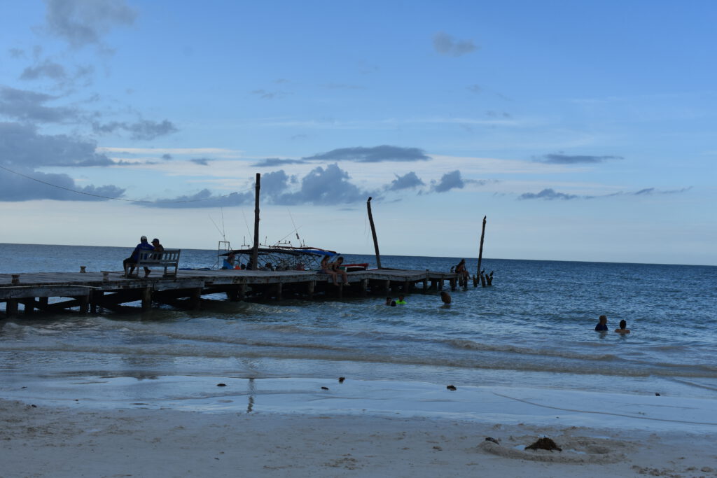 Ein ins Wasser ragender Steg auf Isla Holbox
