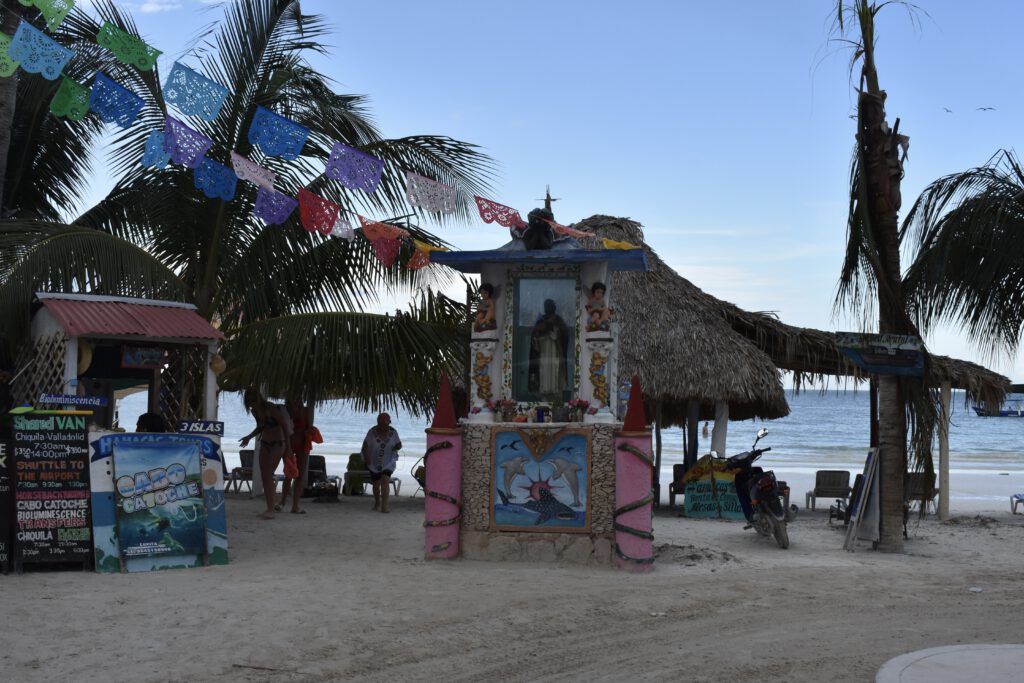 Geschmückter Alter am Strand
