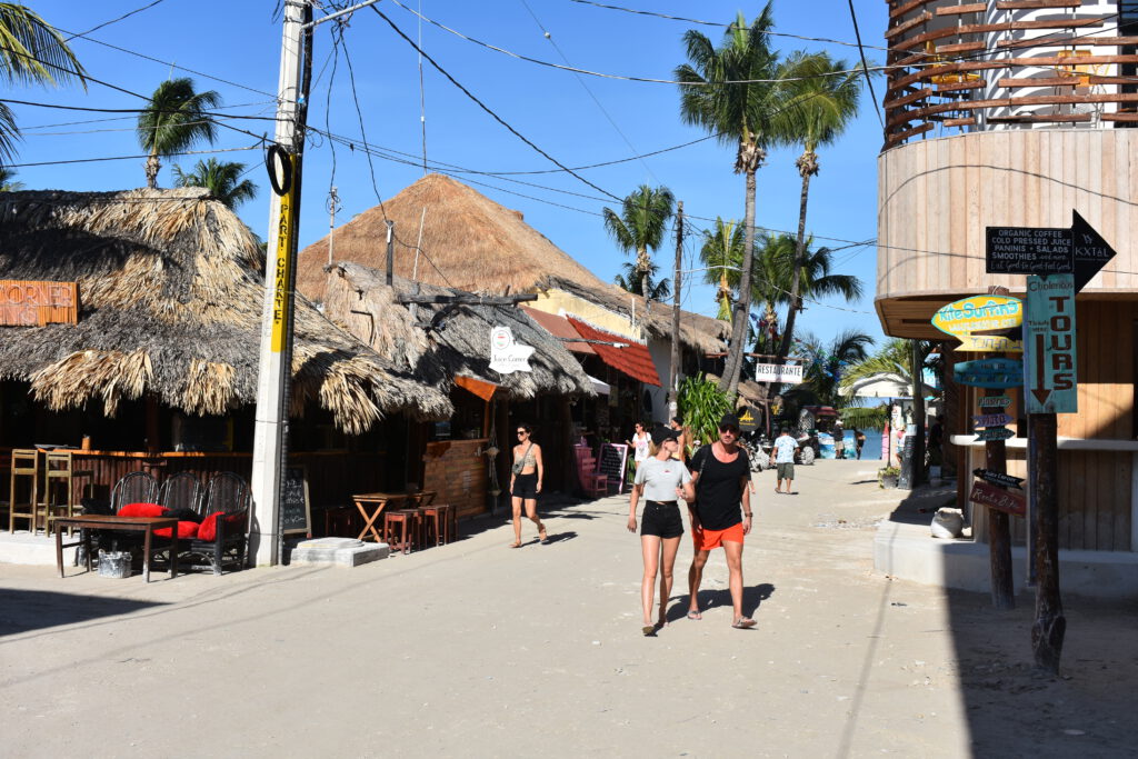 Straßenzug mit Touristen auf der Isla Holbox