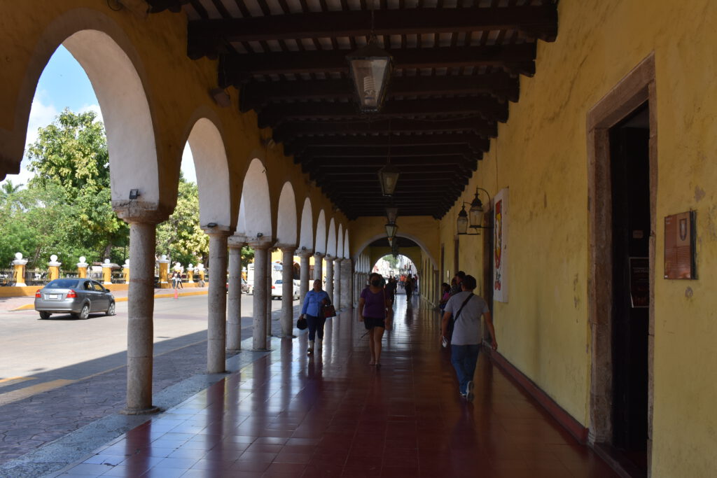 Schattiger, überdachter Durchgang am Hauptplatz in Valladolid
