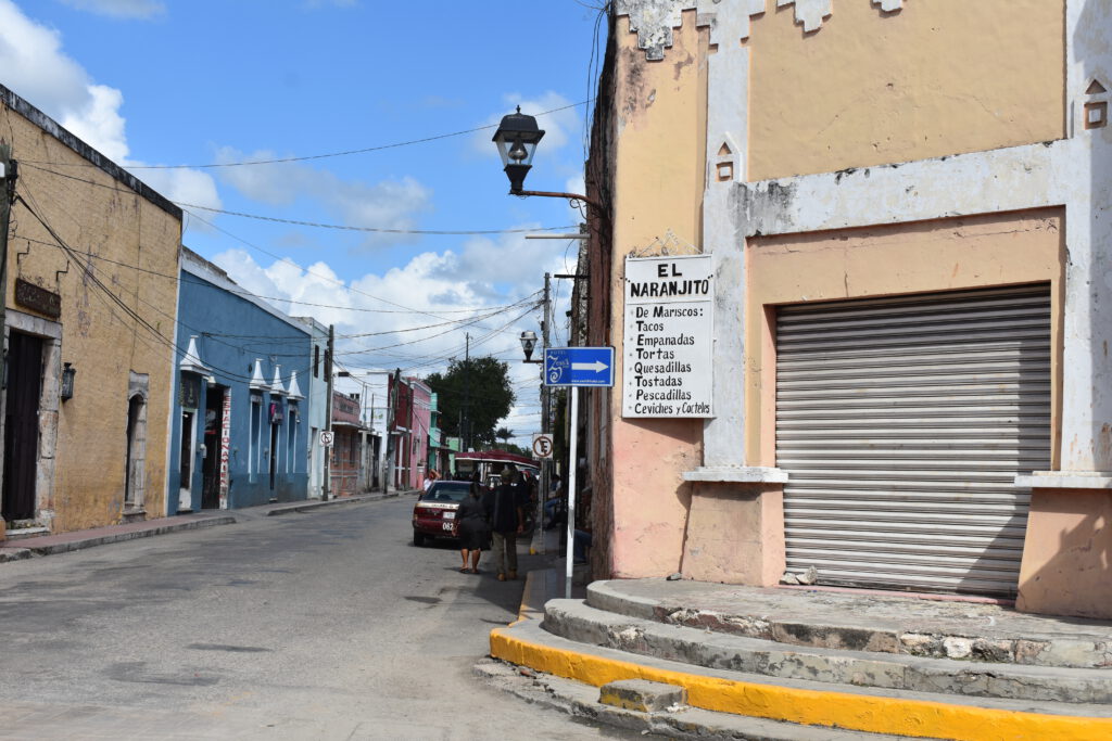Geschlossener Kiosk an einer Straßenecke in Valladolid