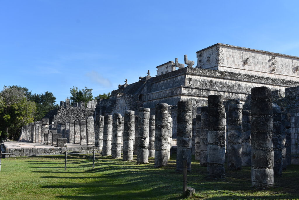 Pyramide mit Säulen in Chichen Itza