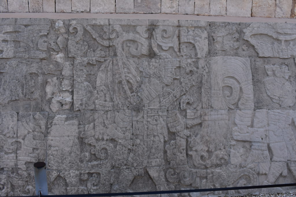 In die Wand geschnitztes Kunstwerk in Chichen Itza