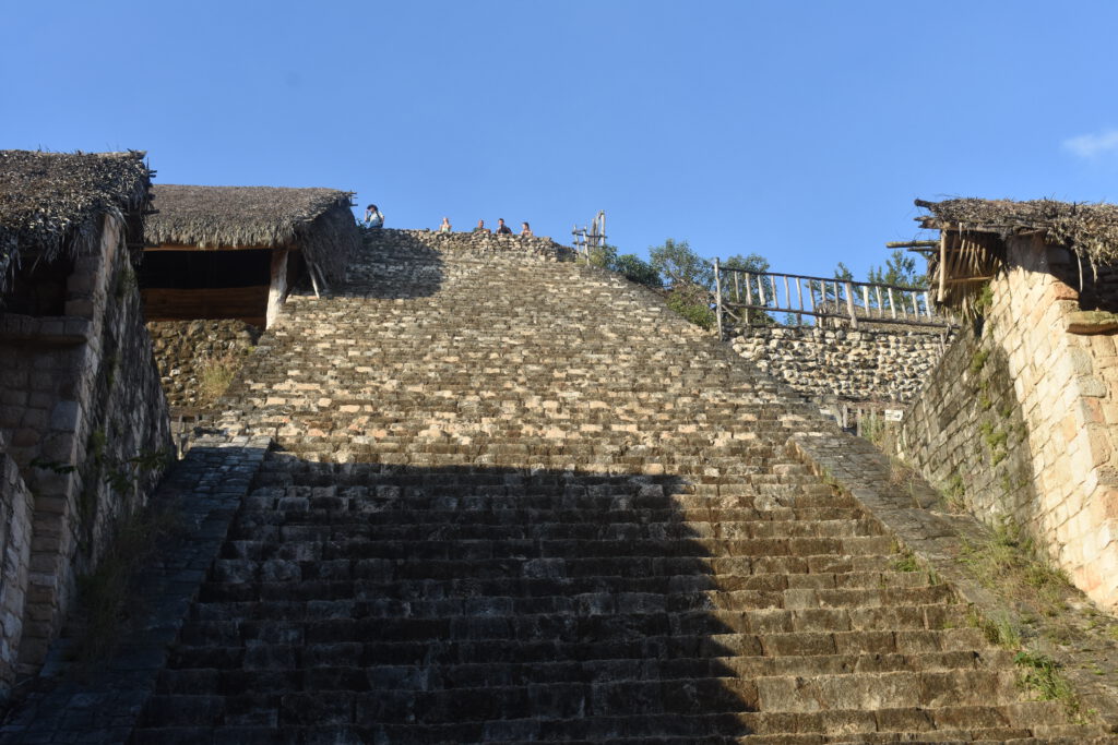 Menschen sitzen auf einer ehemaligen Maya-Pyramide in Ek Balam