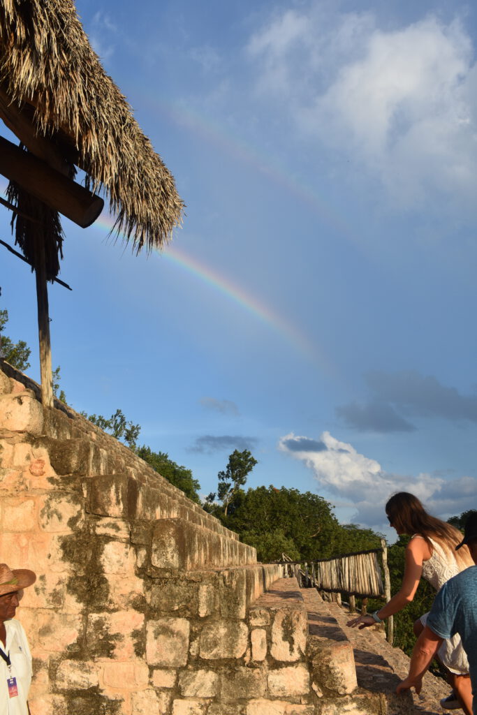Regenbogen über einer ehemaligen Maya-Pyramide in Ek Balam