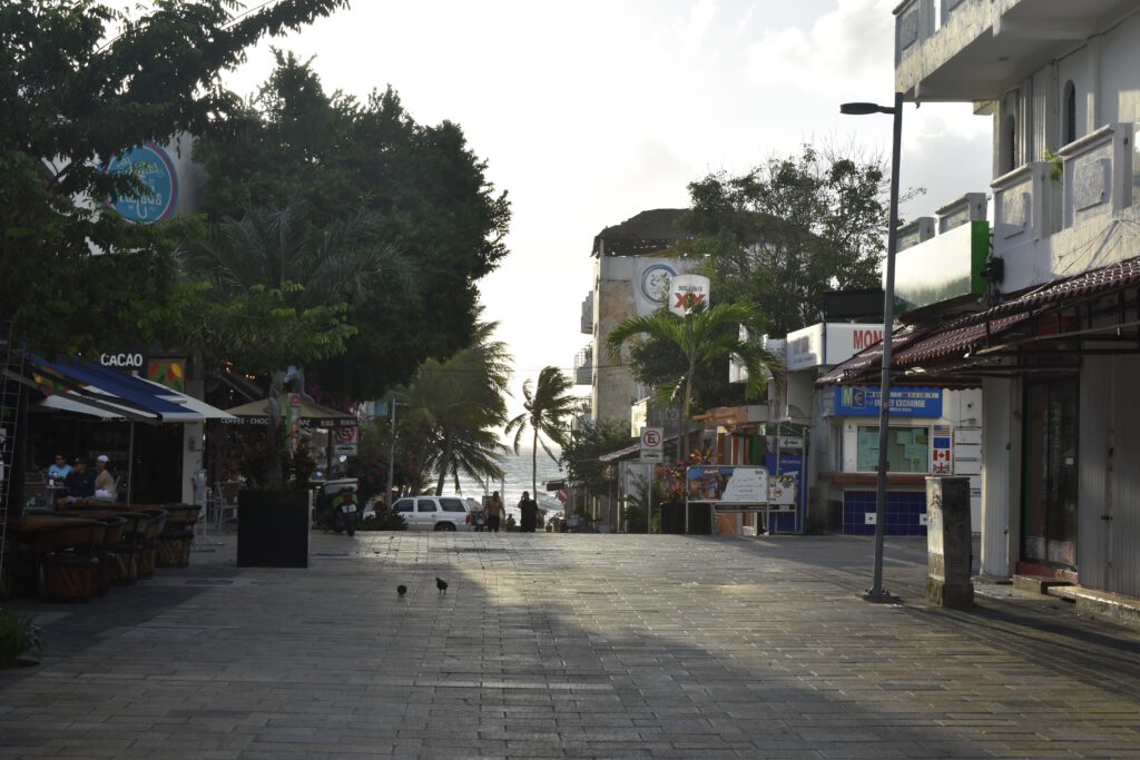 Verlassene Straßen am frühen Morgen in Playa del Carmen