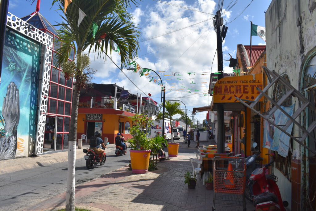 Eine der Hauptstraßen von Cozumel mit einigen Lokalen und Street Art-Kunstwerken