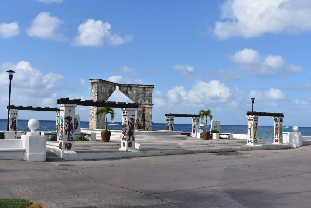 Kunst-Installation auf am Wasser auf Cozumel