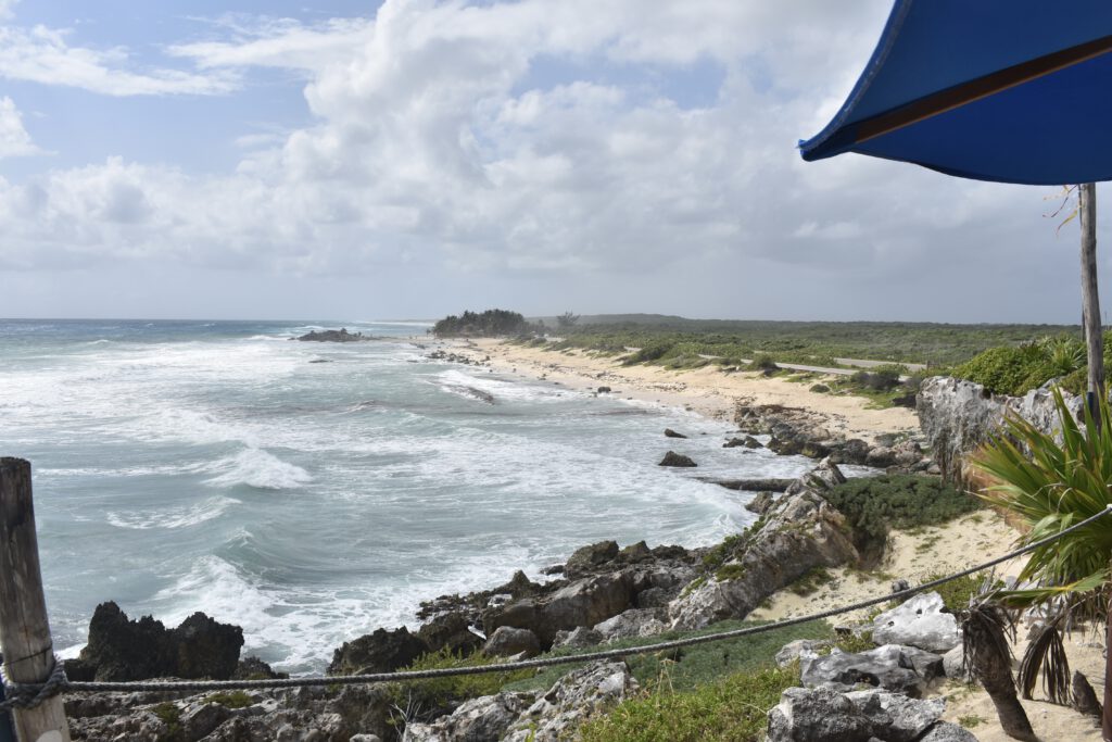 Aussicht auf die wilde See vom "Coconuts"-Restaurant